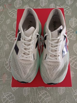Zapatillas New Balance Fuelcell Rebel V4 Hombre