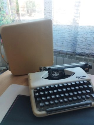 Máquina de escribir Olympia Splendid 33