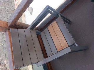 4 sillas de terraza apilables.