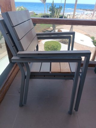 4 sillas de terraza apilables.