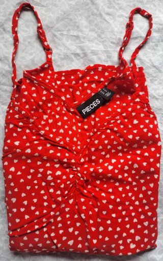 Top rojo con corazones blancos
