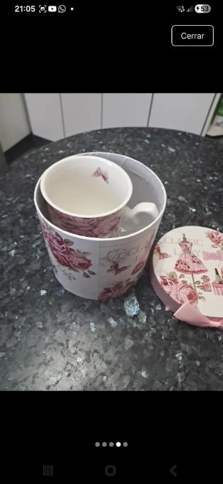 Taza de porcelana con caja floral