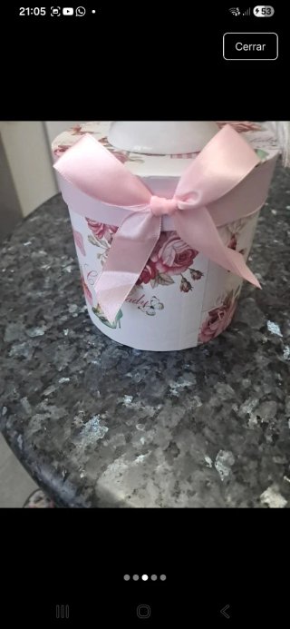 Taza de porcelana con caja floral