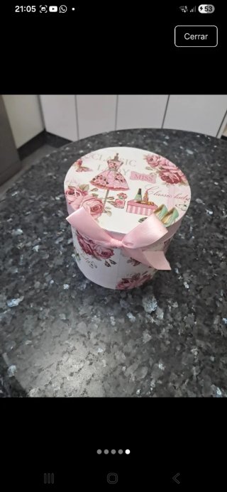 Taza de porcelana con caja floral