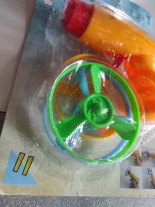 Pistola lanzadora de hélices naranja