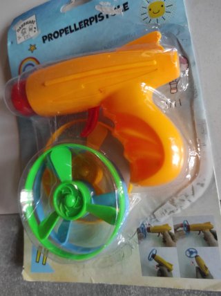 Pistola lanzadora de hélices naranja