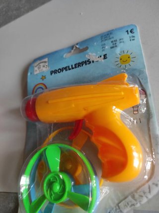Pistola lanzadora de hélices naranja
