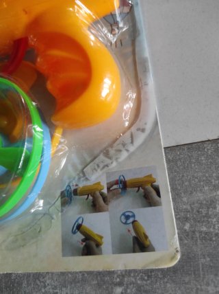 Pistola lanzadora de hélices naranja