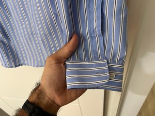Camisa de rayas azul y blanca