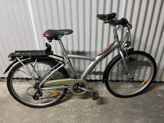 Bicicleta de paseo plateada