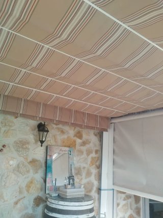 Toldo de tela beige y marrón