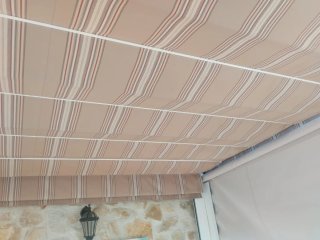 Toldo de tela beige y marrón