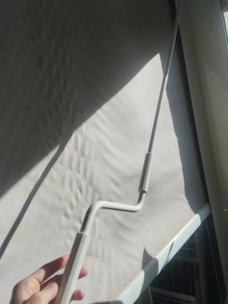 Toldo de tela beige y marrón