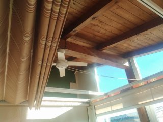 Toldo de tela beige y marrón