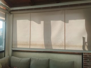 Toldo de tela beige y marrón