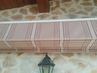 Toldo de tela beige y marrón