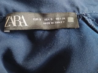 Vestido Zara azul marino con falda plisada