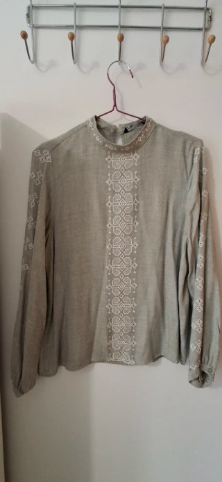 Blusa étnica gris con bordado blanco