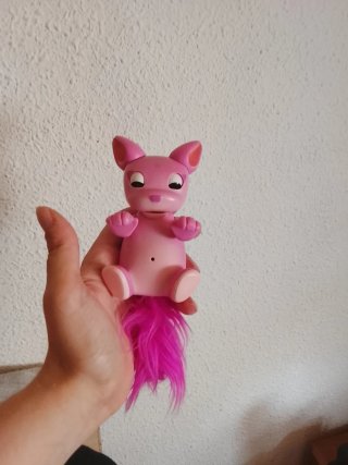 Juguete rosa con cola de pelo