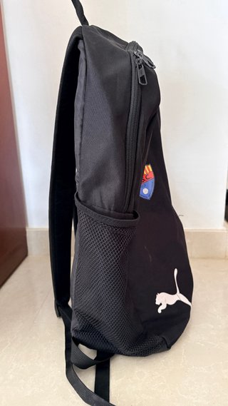 Mochila Puma negra con escudo Santes Creus.