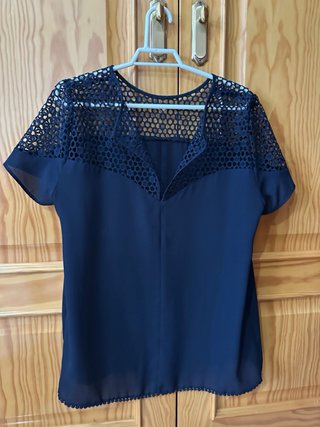 Blusa azul con detalles de encaje