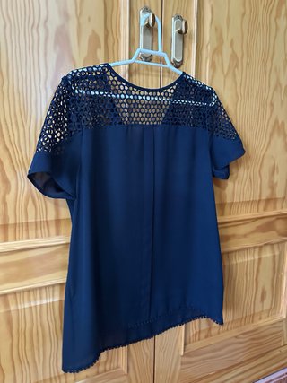 Blusa azul con detalles de encaje
