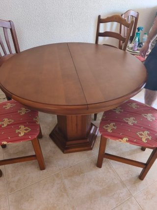 Mesa redonda y 4 sillas madera