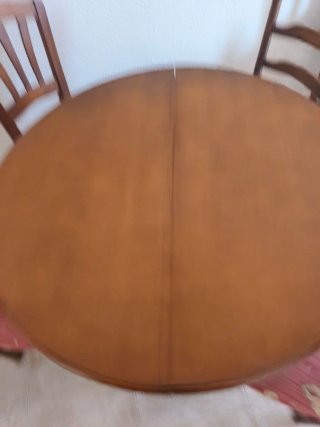 Mesa redonda y 4 sillas madera