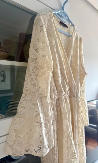 Vestido beige con volantes
