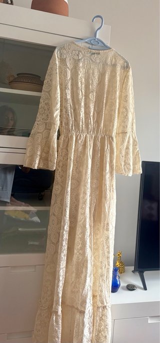 Vestido beige con volantes