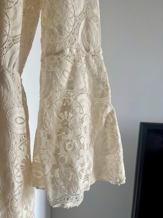 Vestido beige con volantes