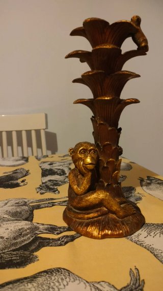 Candelabro dorado mono metal