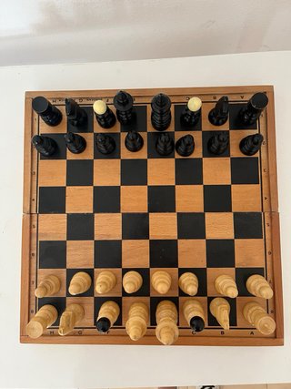 Scacchiera in legno con pezzi
