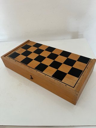 Scacchiera in legno con pezzi