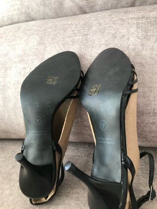 Sandalias negras tacón bajo.