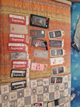 Cover Supreme per iPhone e Samsung 1€ al pezzo