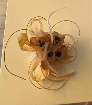 Tocado elegante pelo dorado flores y plumas
