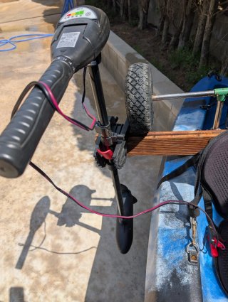 Kayak rígido azul con motor solo un año y ruedas