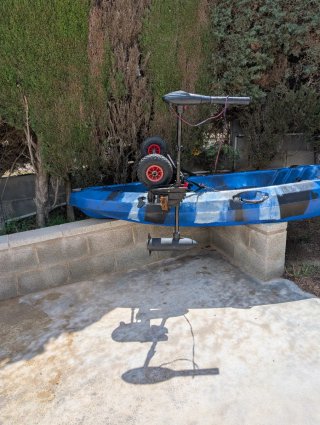 Kayak rígido azul con motor solo un año y ruedas