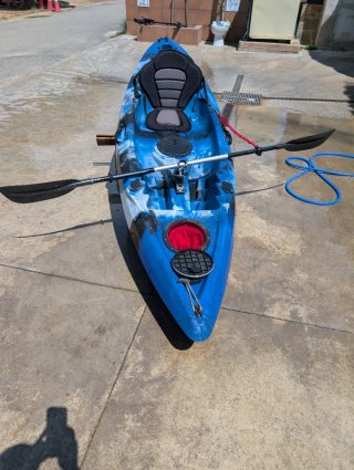 Kayak rígido azul con motor solo un año y ruedas
