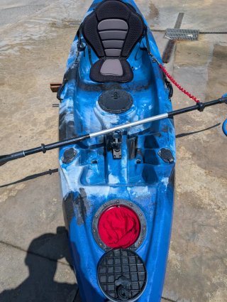 Kayak rígido azul con motor solo un año y ruedas