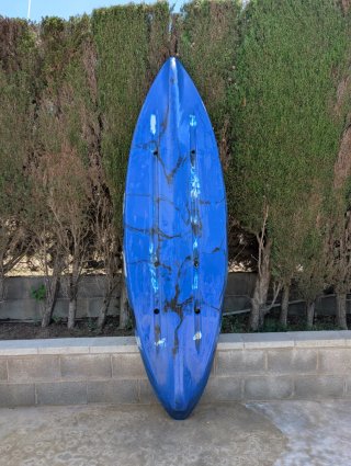 Kayak rígido azul con motor solo un año y ruedas