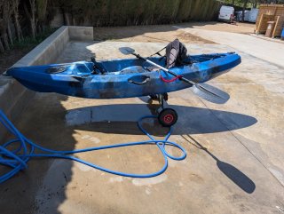 Kayak rígido azul con motor solo un año y ruedas