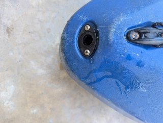 Kayak rígido azul con motor solo un año y ruedas