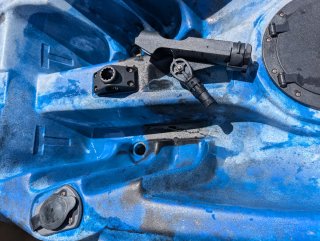 Kayak rígido azul con motor solo un año y ruedas