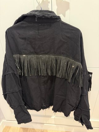 Cazadora negra con flecos y tachuelas T.L