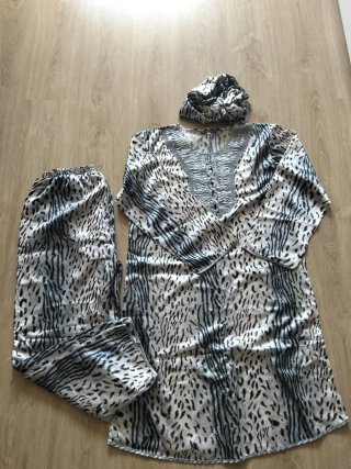 Conjunto estampado: vestido y pantalón