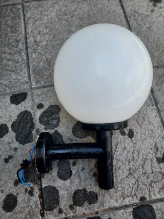 Lámpara esférica exterior negra