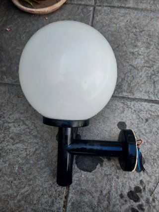 Lámpara esférica exterior negra