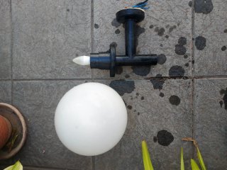 Lámpara esférica exterior negra
